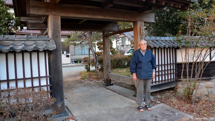 Idoso em frente a sua casa no Japão 