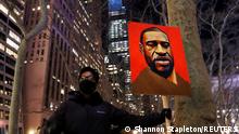 *** Dieses Bild ist fertig zugeschnitten als Social Media Snack (für Facebook, Twitter, Instagram) im Tableau zu finden: Fach „Images“ —> Weltspiegel/Bilder des Tages ***
+++08.03.2021+++New York, USA+++
A demonstrator holds up an image of George Floyd during a rally on the first day of the trial of former Minneapolis police officer Derek Chauvin, on murder charges in the death of Floyd, in New York City, New York, U.S., March 8, 2021. REUTERS/Shannon Stapleton TPX IMAGES OF THE DAY