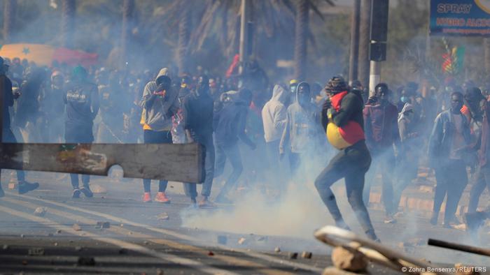 Protests react to tear gas in Dakar in March