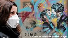 *** Dieses Bild ist fertig zugeschnitten als Social Media Snack (für Facebook, Twitter, Instagram) im Tableau zu finden: Fach „Images“ —> Weltspiegel/Bilder des Tages ***
+++Archivbild+++
A pedestrian wearing a protective face mask walks past graffiti, depicting a couple kissing wearing protective masks, during the government restriction measures to curb the spread of the novel coronavirus, COVID-19, in central Rome on January 8, 2021. (Photo by Andreas SOLARO / AFP) (Photo by ANDREAS SOLARO/AFP via Getty Images)