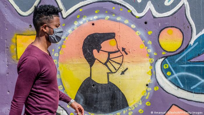 دیوارنگاره‌ها می‌توانند به رساندن سریع پیام به مردم کمک کنند. این گرافیتی در آدیس‌آبابا، پایتخت اتیوپی نحوه درست استفاده از ماسک را به مردم یادآوری می‌کند و با کشیدن فلش نشان می‌دهد که ماسک باید دماغ و دهان را کاملا بپوشاند.