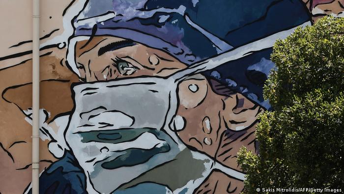 Mural bergaya Pop Art menggambarkan petugas kesehatan memakai masker