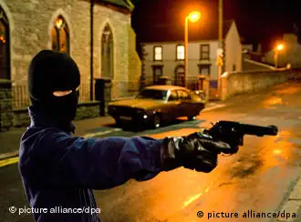 Terrorist mit Pistole vor nächtlicher Straßenszene - Szene aus Five Minutes to Heaven (Foto: Koch Media GmbH)