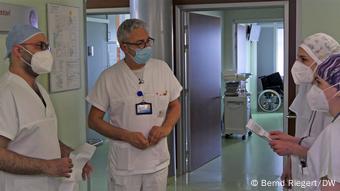  Ο γιατρός Σέρτζιο Ανγκερέτι με νοσηλευτικό προσωπικό
