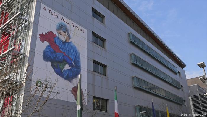 A todos vocês, obrigado!: pintura em homenagem a médicos na fachada de hospital em Bérgamo