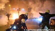Ein Polizist liegt während eines Zusammenstoßes der Polizei mit randalierenden Demonstranten verletzt auf der Straße. Nachdem Polizisten einen Mann mit Schlagstöcken, Faustschlägen und Tritten verprügelten, kam es bei Protesten gegen Polizeigewalt zu Ausschreitungen. Vermummte Angreifer warfen dutzenden Brandflaschen auf Polizisten. +++ dpa-Bildfunk +++