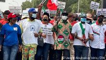 Peaceful protest to the National Assembly on Act which will remove salary increament from concurrent to exclusive list.
DW, Uwais Abubakar Idris, 10.3.2021
Schlagworte: Nigeria, NLC, Salary, Minimun Wage, National Assembly
