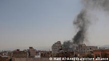 Schwarzer Rauch steigt zwischen Gebäuden auf. Das von Saudi-Arabien angeführte Bündnis startet mehrere Luftangriffe auf die von Houthi-Rebellen besetzten Stadt. Dabei sollen mindestens 120 Kämpfer der Huthi-Rebellen getötet worden sein. +++ dpa-Bildfunk +++