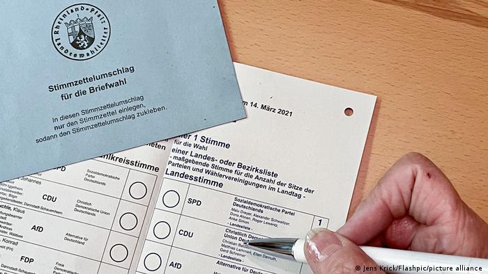 Symbolfoto der Briefwahlunterlagen zur Landtagswahl in Rheinland-Pfalz