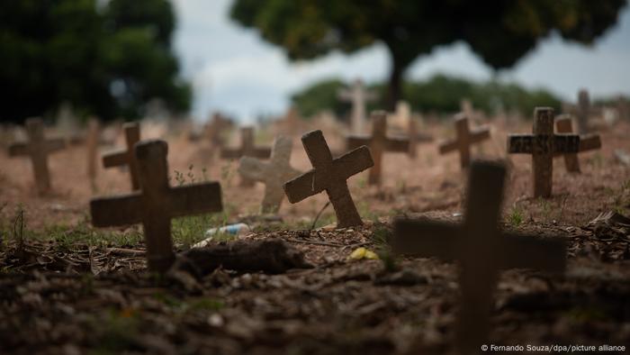 Cruzes em cemitério no Brasil