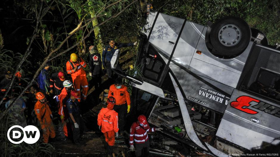 Indonesia Bus Crash Kills Students, Parents – DW – 03/11/2021