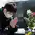 Homem reza por vítima do desastre de Fukushima