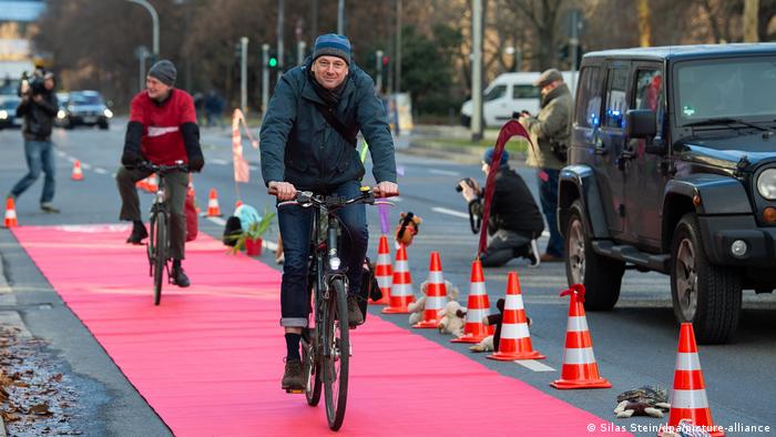 En varias ciudades de Alemania ya se están construyendo ciclovías autónomas para ciclistas.