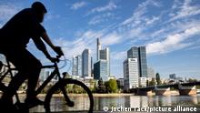 Frankfurt am Main, Blick auf die Skyline der Innenstadt, Radweg linkes Mainufer,