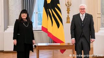 Με τον πρόεδρο της Δημοκρατίας, κατ' έξαίρεση χωρίς μάσκες 