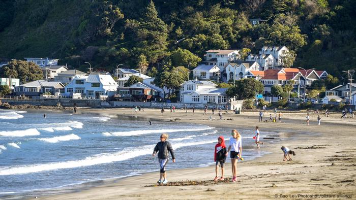 Die Leute gehen am Strand in Neuseeland