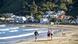 Pessoas caminham na praia em Wellington, na Nova Zelândia Pessoas caminham na praia em Wellington, na Nova Zelândia