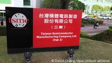 epa05141078 A photo made available on 03 February 2016 shows the logo of the Taiwan Semiconductor Manufacturing Corp (TSMC) in the Hsinchu Science-Based Park in Hsinchu, western Taiwan, 02 November 2012. TSMC is the world's largest contract chip maker. On 03 February 2016, Taiwan's economic ministry approved TSMC's application to build a plant in Nanjing, China, to make 12-inch wafers - integrated circuits or chips which are used to make electronic gadgets. Investment for the plant and a design and sercvice center is US$3 billion. Taiwan used to ban high-technology companies from investing in China, but eased the rule five years ago amid improved Taipei-Beijing ties. EPA/DAVID CHANG ++ +++ dpa-Bildfunk +++