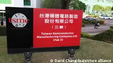 epa05141078 A photo made available on 03 February 2016 shows the logo of the Taiwan Semiconductor Manufacturing Corp (TSMC) in the Hsinchu Science-Based Park in Hsinchu, western Taiwan, 02 November 2012. TSMC is the world's largest contract chip maker. On 03 February 2016, Taiwan's economic ministry approved TSMC's application to build a plant in Nanjing, China, to make 12-inch wafers - integrated circuits or chips which are used to make electronic gadgets. Investment for the plant and a design and sercvice center is US$3 billion. Taiwan used to ban high-technology companies from investing in China, but eased the rule five years ago amid improved Taipei-Beijing ties. EPA/DAVID CHANG ++ +++ dpa-Bildfunk +++