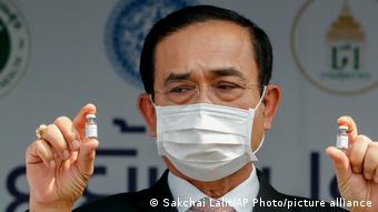 Le premier ministre thailandais Prayuth Chan-ocha lors de la réception des doses de vaccin par son pays.