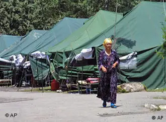 被暂时安置在乌兹别克斯坦难民营的难民