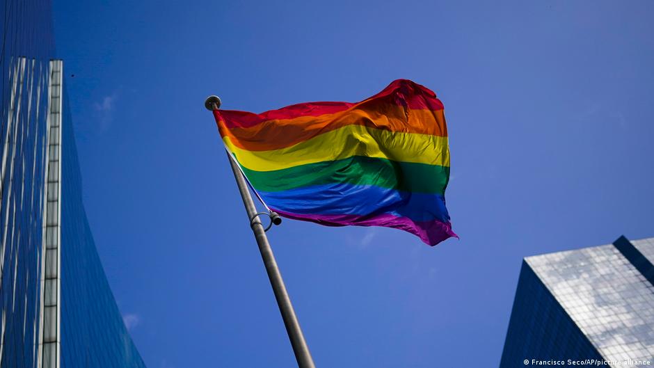 Reino Unido se desculpa por lei que discriminava pessoas LGBTQ | Notícias internacionais e análises | DW - Vimarsana News