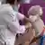 Idosa é vacinada por enfermeira do SUS