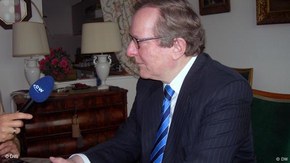 Ish-diplomati Werner Daum duke folur para mikrofonit të DW-së