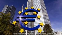 Die Euro-Skulptur ist ein Kunstwerk von Ottmar Hörl und steht vor dem Eurotower im Bankenviertel. Frankfurt, 31.08.2020