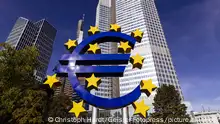 Die Euro-Skulptur ist ein Kunstwerk von Ottmar Hörl und steht vor dem Eurotower im Bankenviertel. Frankfurt, 31.08.2020