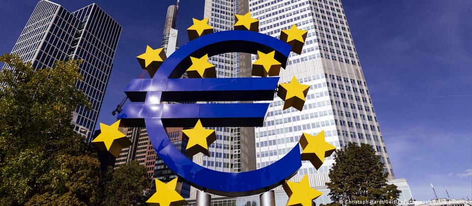 Escultura representa o euro diante da sede do Banco Central Europeu, em Frankfurt