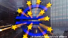 EURO Skulptur am Willy Brandt Platz in Frankfurt am Main.