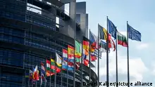 Frankreich: Europäische Nationalflaggen vor Hauptsitz des Europäischen Parlaments in Straßburg. Foto vom 10. Oktober 2015.