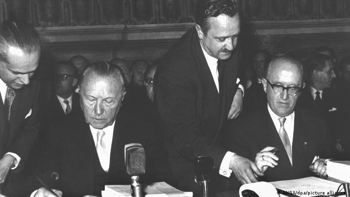 Канцлер ФРГ Конрад Аденауэр и госсекретарь в министерстве иностранных дел Вальтер Халльштейн подписывают Римские договоры
