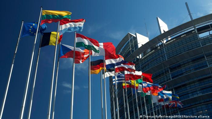 Bildgalerie 50 Jahre Römische Verträge I Fahnenmasten mit den Flaggen der EU-Staaten wehen vor dem Gebäude des Europaparlaments in Strasbourg