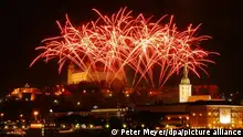 Fireworks mirror in the Danube river as it explodes over Bratislava Castle in the Slovak capital to mark the EU enlargement late Saturday 01 May 2004. Slovakia along with nine other countries joined the union on 01 May. Foto: Peter Meyer dpa +++ dpa-Bildfunk +++