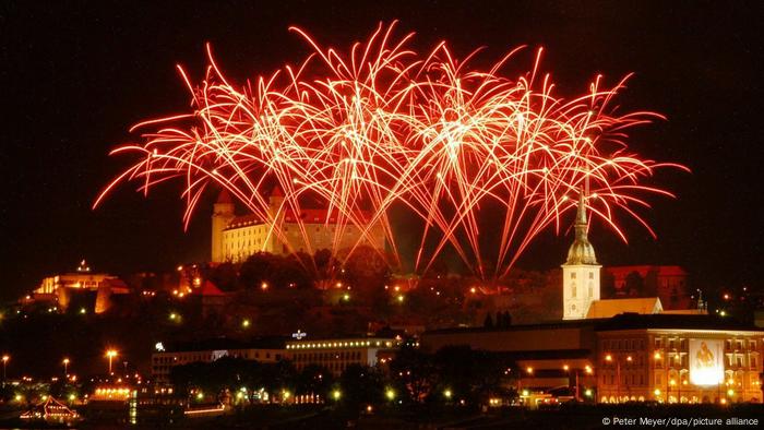Eslovaquia celebró su adhesión a la UE con fuegos artificiales en Bratislava el 1 de mayo de 2004.