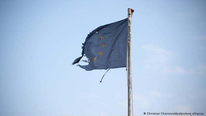 Bildgalerie 50 Jahre Römische Verträge I Zerrissene Europa-Flagge