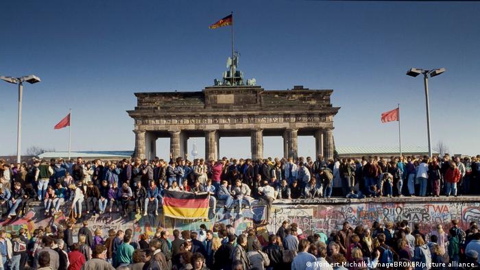  Menschen aus Ost- und West-Berlin sind auf die Mauer am Brandenburger Tor geklettert