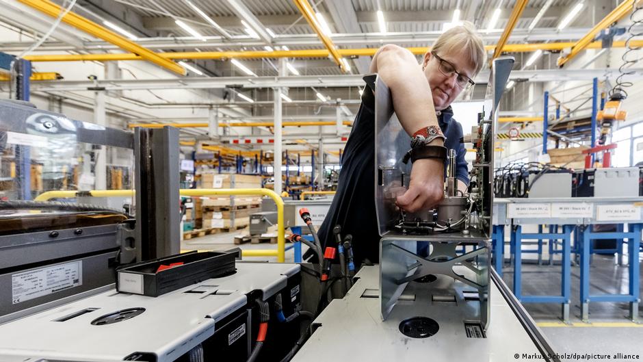 Eu Plans Millions Of E Vehicle Batteries Jobs By 2025 News Dw 12 03 2021