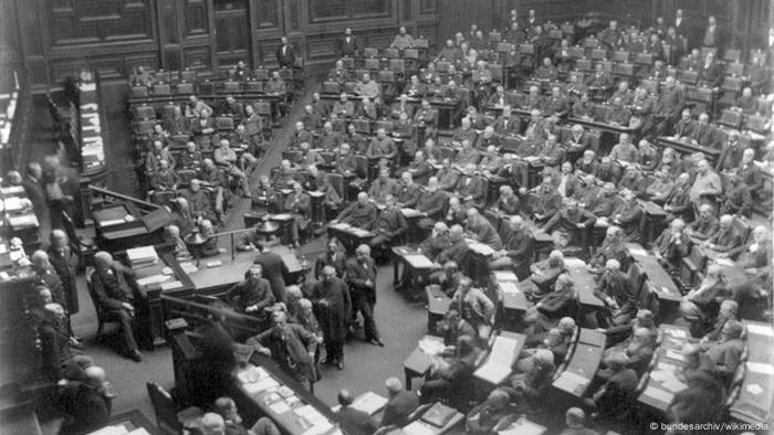 Parliamentarians in session in the plenary chamber of the Reichstag in 1889
