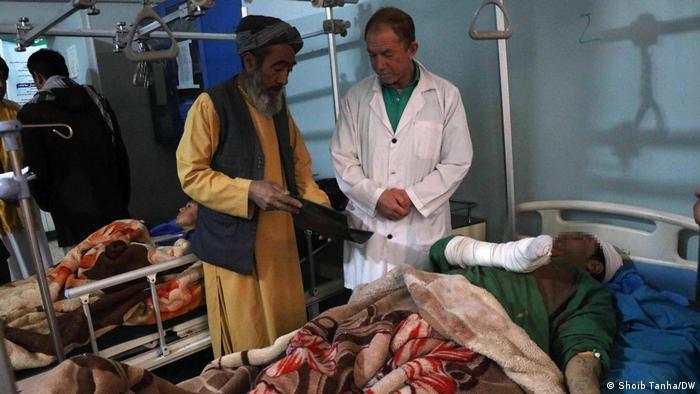 Zivile Opfer eines Autobombenanschlags in Herat werden in einer Klinik versorgt (13.03.2021)
