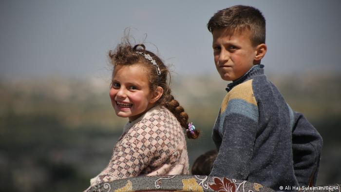 След постигането на примирие едно сирийско семейство се връща през 2020 в родния си Идлиб. Авторът на снимката Хадж Сюлейман заснема този кадър със смесени чувства: От една страна се радвам за тези хора, че могат да се върнат в родното си място. Но от друга съм и малко тъжен, защото самият аз съм прокуден и не мога да се върна у дома.