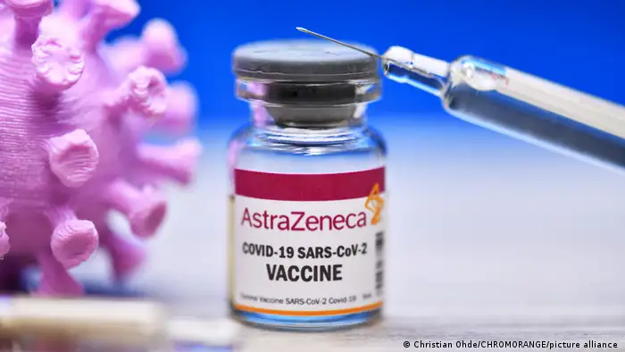 Symbolbild Injektionsflasche mit Spritze AstraZeneca