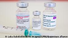 Ampullen der derzeit in Slowenien erhältlichen Corona-Impfstoffe von Biontech/Pfizer, Moderna und AstraZeneca werden präsentiert. +++ dpa-Bildfunk +++