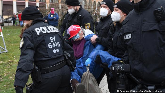 Deutschland | Proteste gegen die Corona-Einschränkungen in München
