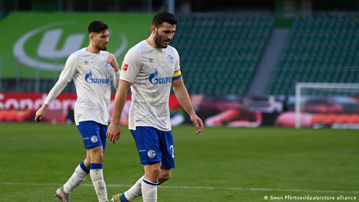Die Schalke-Spieler Swat Serdar und Sid Kolasinak verlassen nach der Niederlage gegen Wolfsburg das Spielfeld