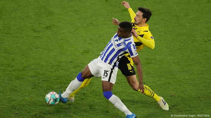 Hertha Berlins Jhon Cordoba kämpft gegen Borussia Dortmunds Mats Hummels um den Ball.