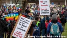 Unter dem Motto «Es reicht!» beteiligen sich zahlreiche Menschen an einer Demonstration gegen die aktuelle Corona-Politik.
