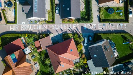 Твърде скъп ток и твърде бавен интернет това са